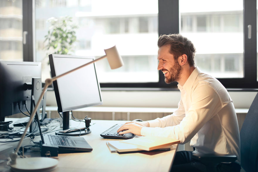 cadre dans son bureau