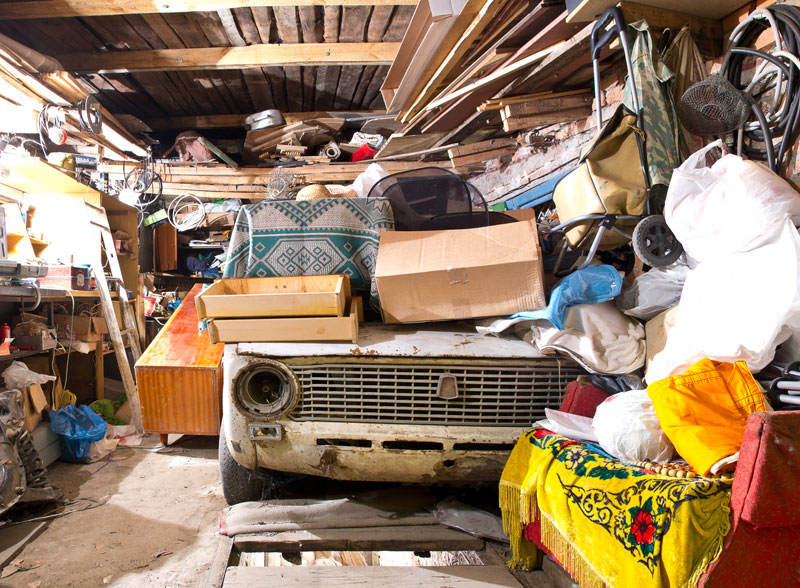 Garage maison encombrée