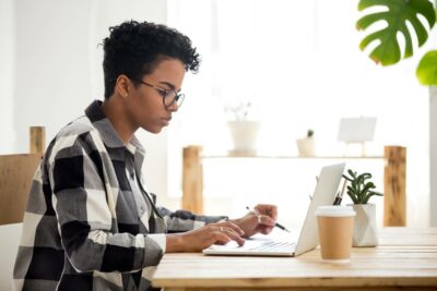 une femme qui navigue sur internet