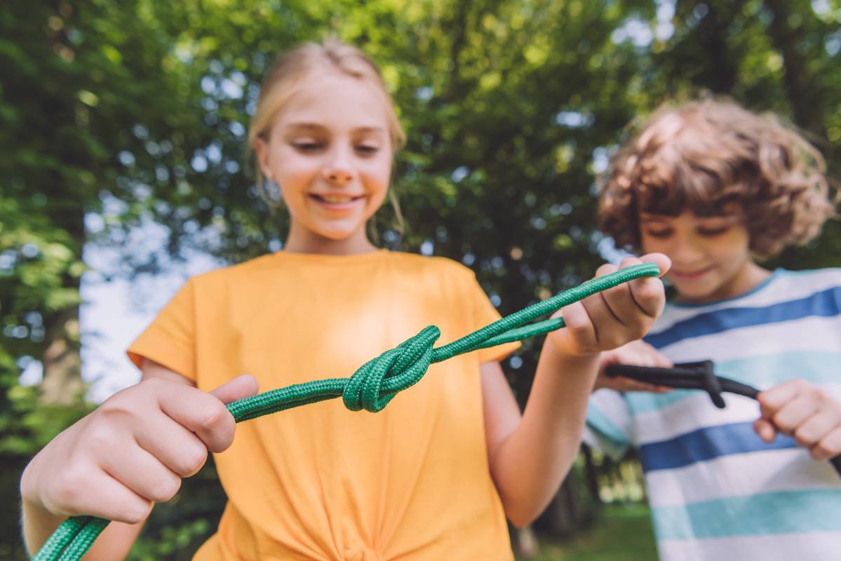 enfants apprenant à faire des nœuds marin