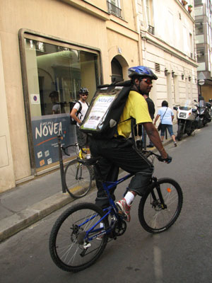 coursier à vélo à Paris