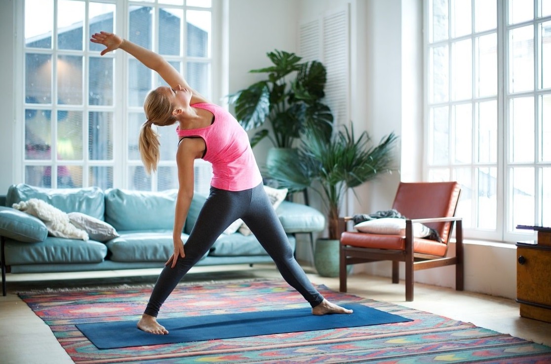 Une femme en train de faire du Yoga