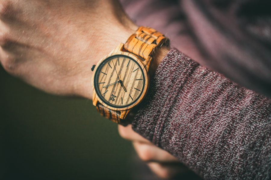 Montre en bois sur poignet homme