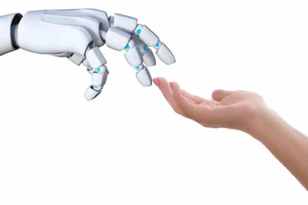 Une main de femme et une main de robot