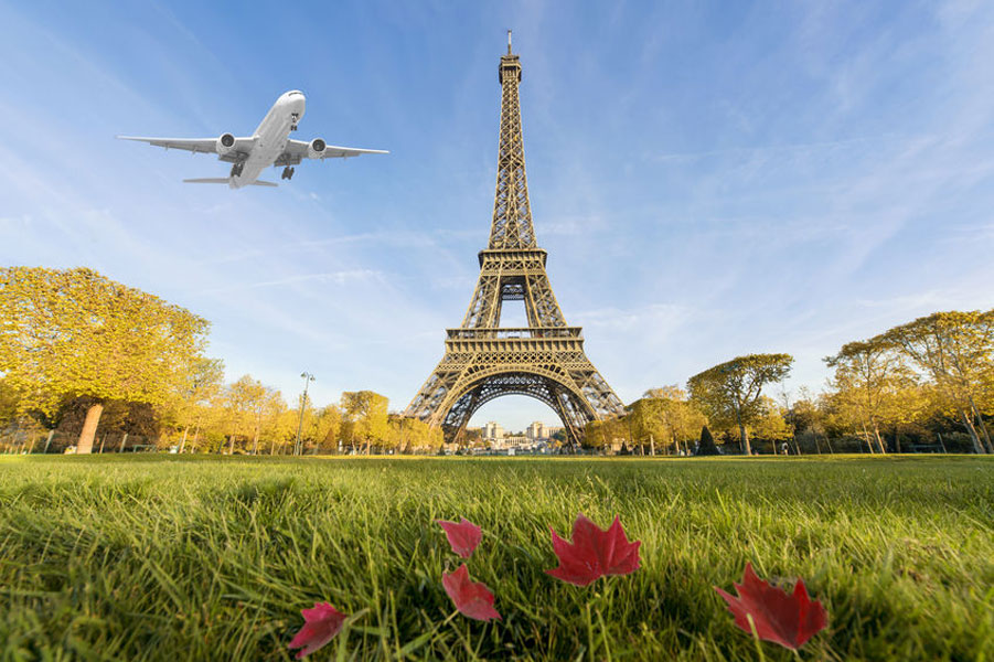 Tour eiffel et avion au décollage