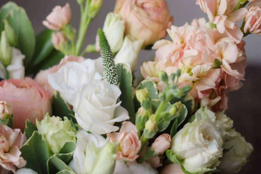 Vouquet de fleurs couleur pêche vert et blanc.