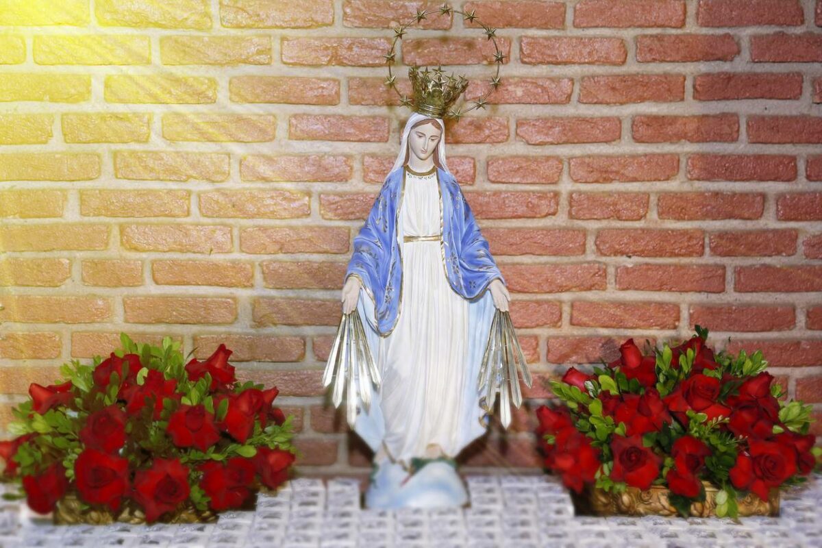 Les supports pour prier statue vierge Marie prière