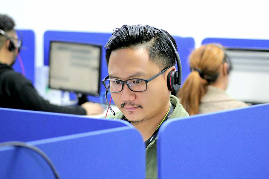 homme qui travaille en call center