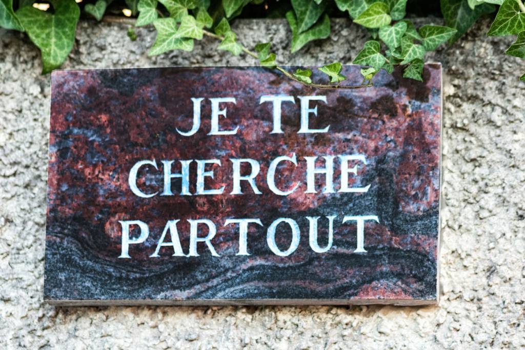 Inscription sur plaque funéraire 