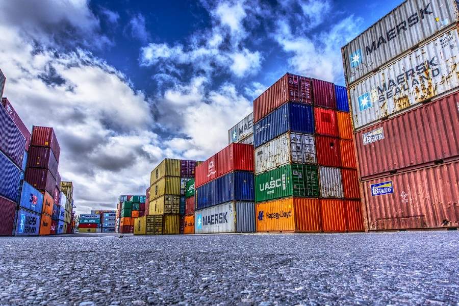 containers entreposés dans un port