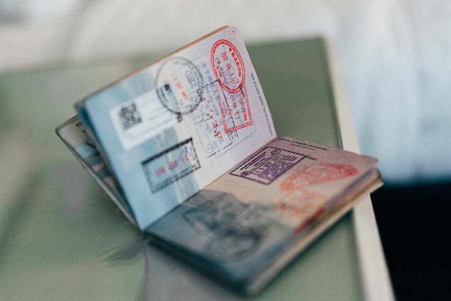 Passeport avec différents tampons.