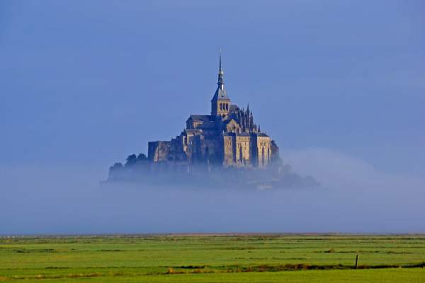 Mont Saint 
Michel dans la brume 