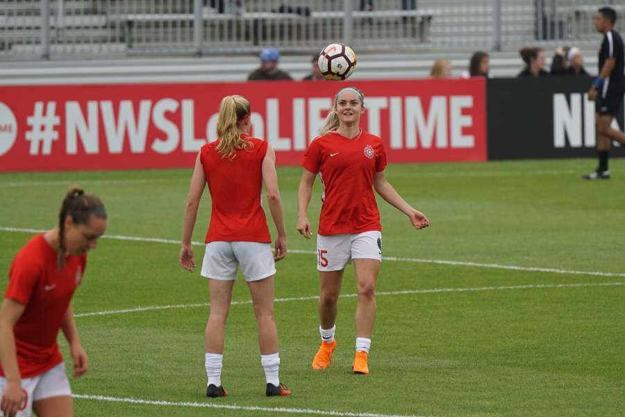 2 femmes qui joue un match