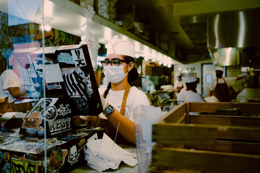 femme pianotant sur caisse enregistreuse