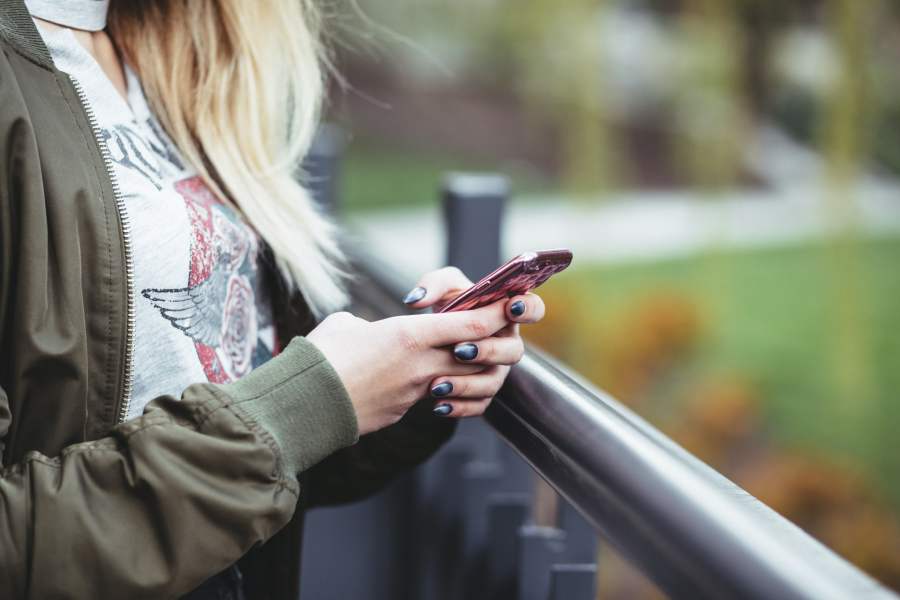 jeune femme avec smartphone dans les mains