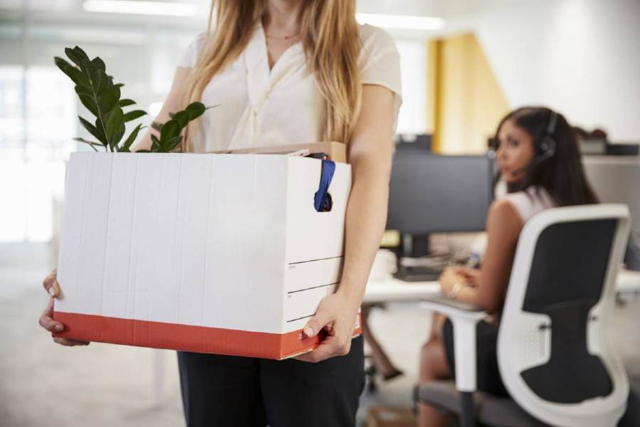 femme avec carton quittant son entreprise