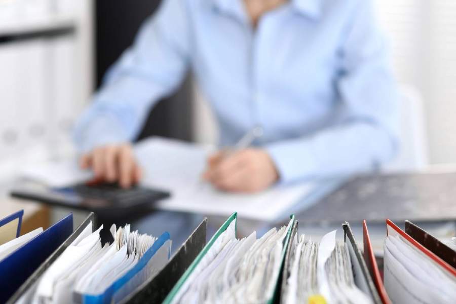 homme travaillant au bureau