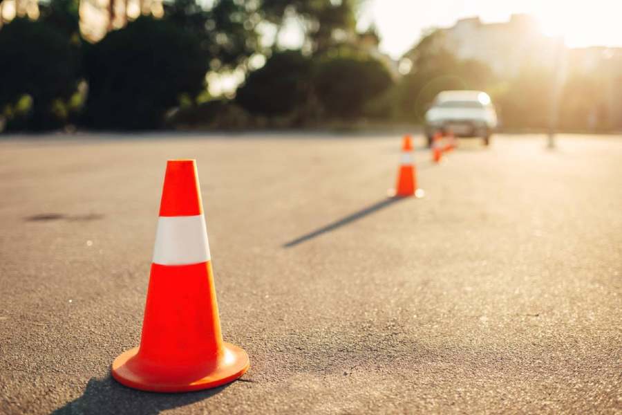 voiture passant des plots