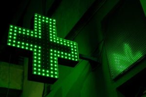 caducée de pharmacie de nuit