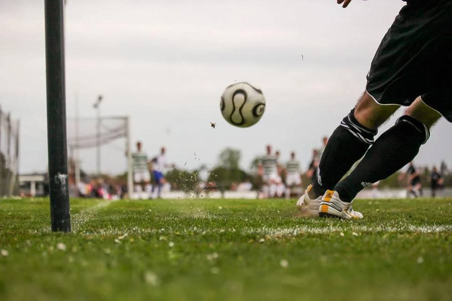 joueur frappant ballon de football