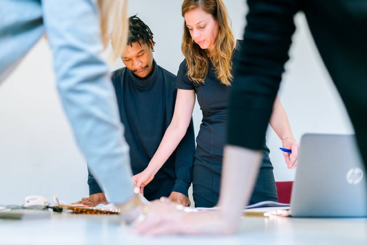 étudiants en cours dans une école de motion design