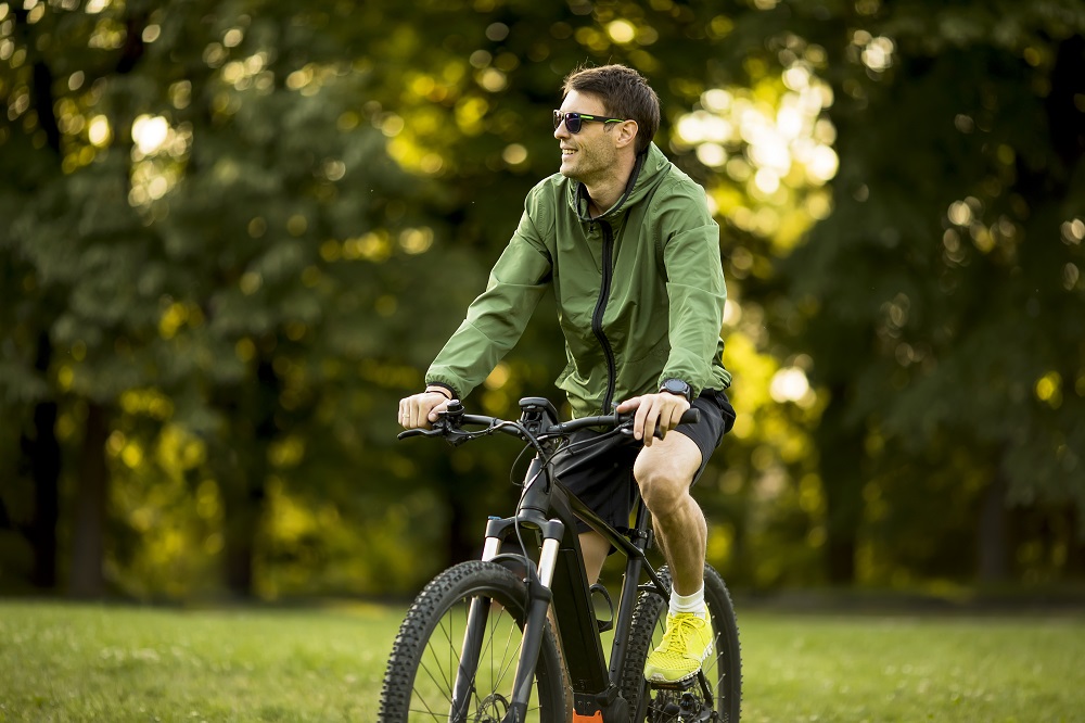 Un homme sur un vélo électrique