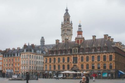 vue de lille avec le beffroi en arrière plan