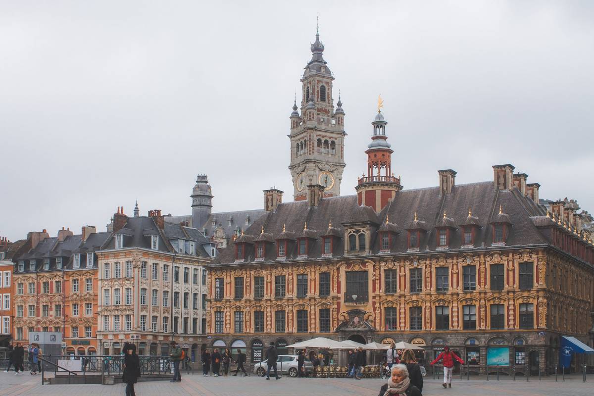 vue de lille avec le beffroi en arrière plan