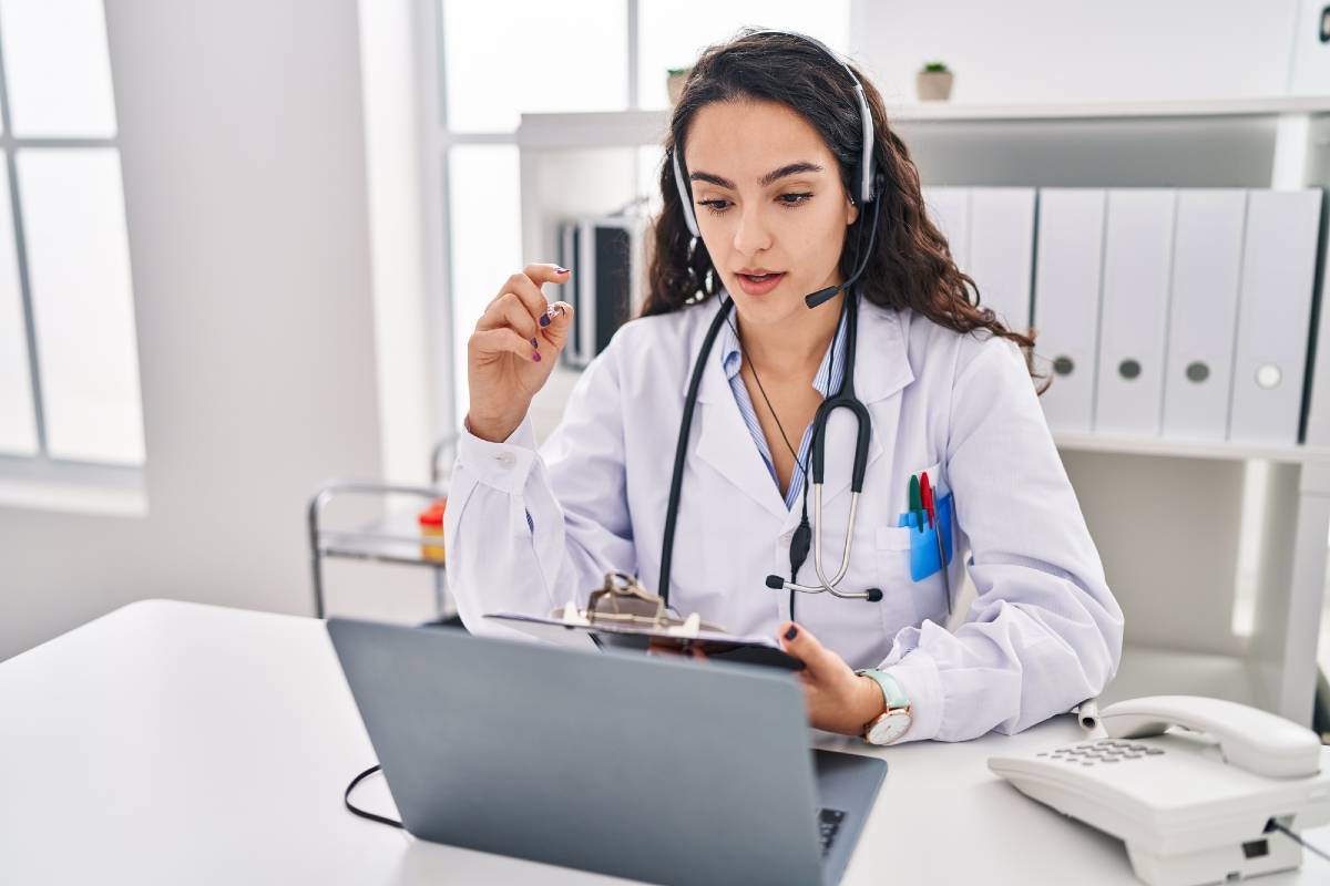 jeune femme médecin en téléconsultationt