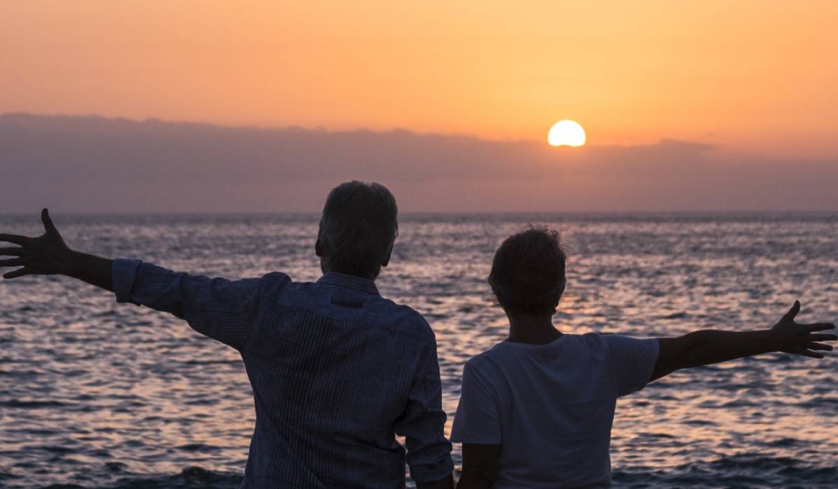 retraités regardant le coucher de soleil sur Nice