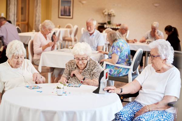 groupe de seniors jouant au loto en maison de retraite