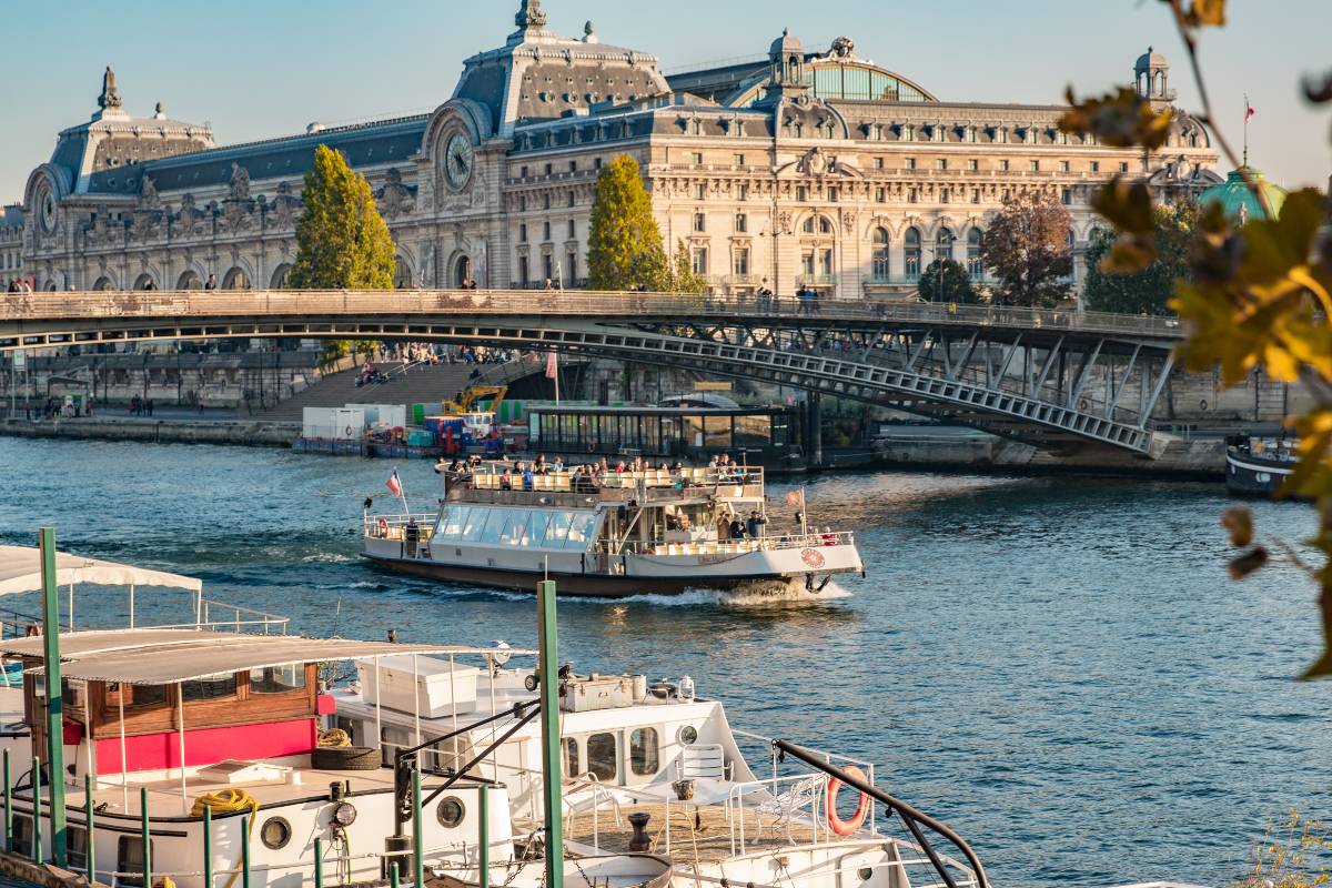 péniches parisienne pour visiter Paris depuis la Seine