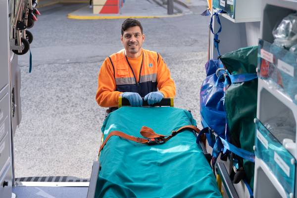 ambulancier preparant lambulance
