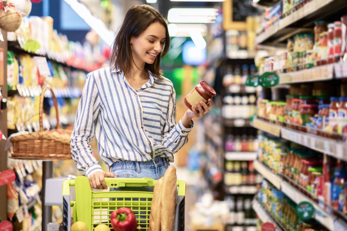 jeune femme qui fait ses courses