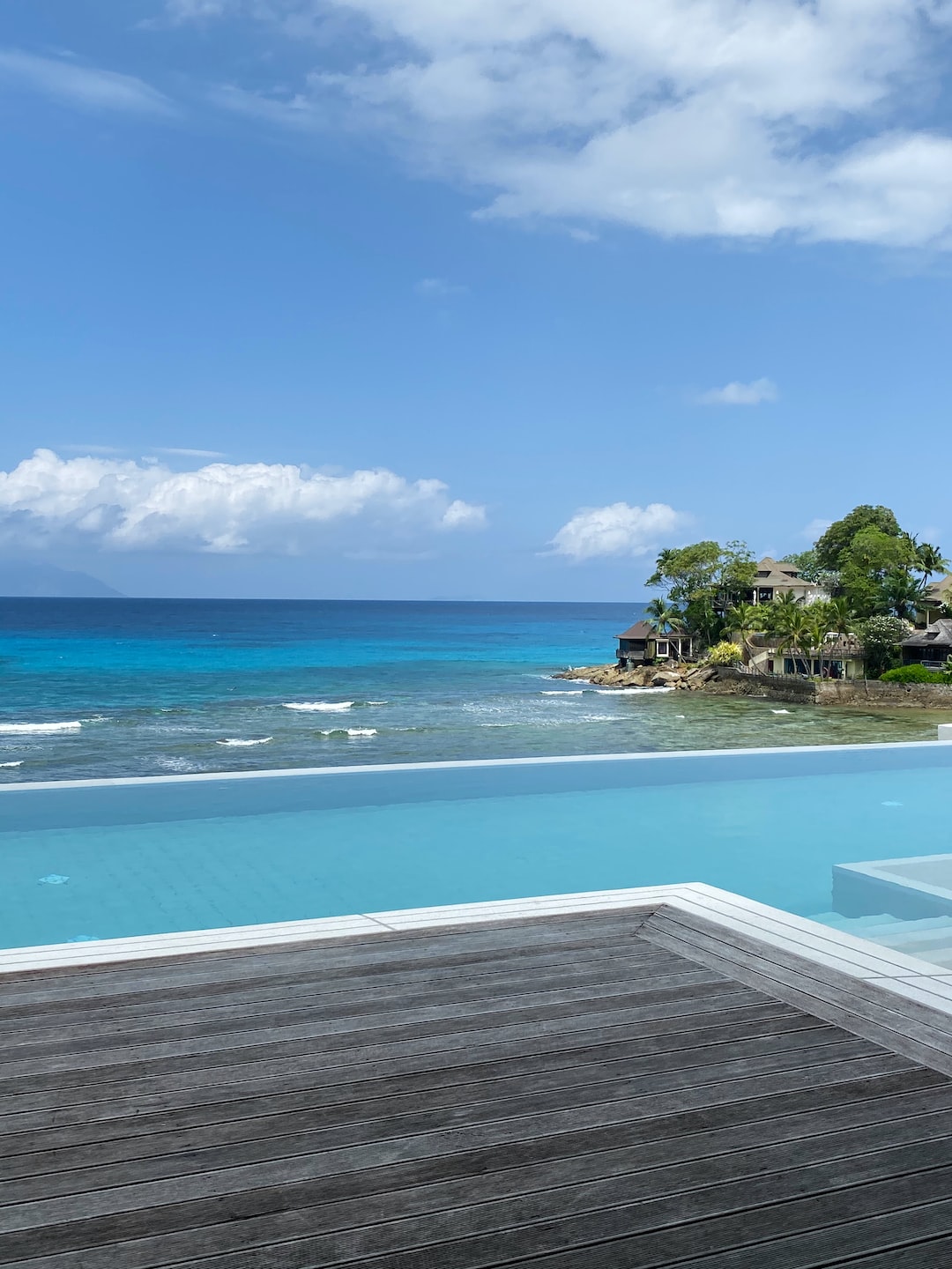 une chambre d'hôtel avec une vue sur la mer