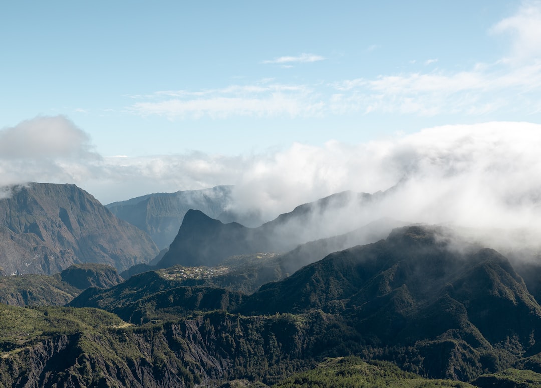 une femme en train de randonner dans les montagnes de la Réunion