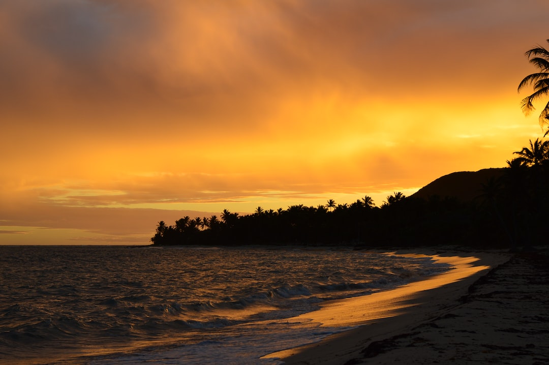 une personne en randonnée dans la montagne de la guadeloupe avec un coucher de soleil à l'arrière plan