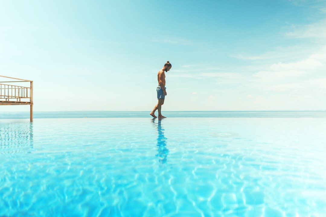 une villa avec piscine privée et vue sur la mer