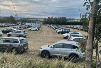 champ agriculteur écossais transformé en parking sauvage