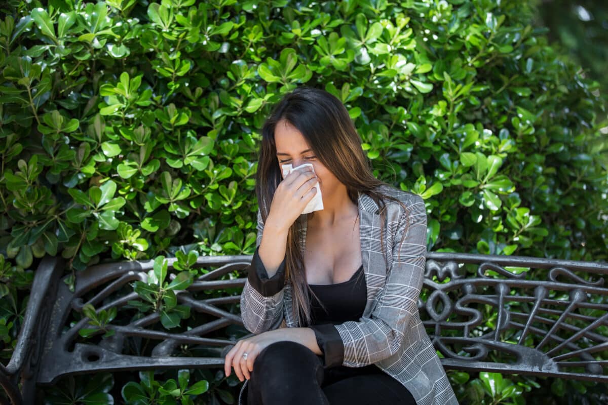 femme qui se mouche à cause d'un allergie aux pollens