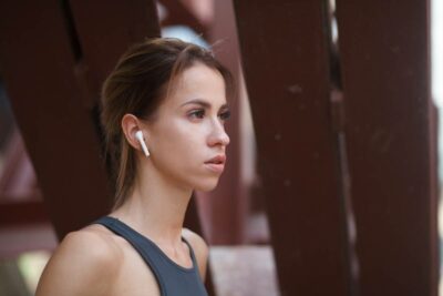 femme qui écoute de la musique avec des écouteurs sans fil