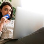 femme pensive devant ses comptes bancaires