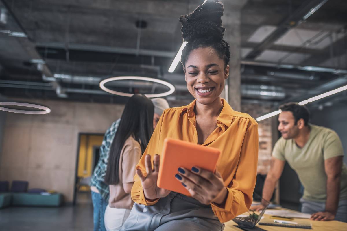 femme qui consulte une tablette protégée