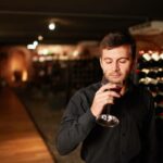 homme qui déguste un vin exceptionnel