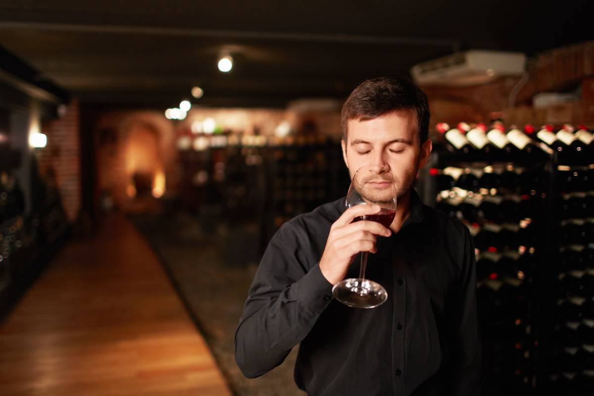 homme qui déguste un vin exceptionnel