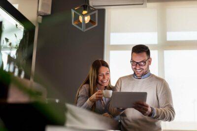 un couple utilisant une tablette samsung