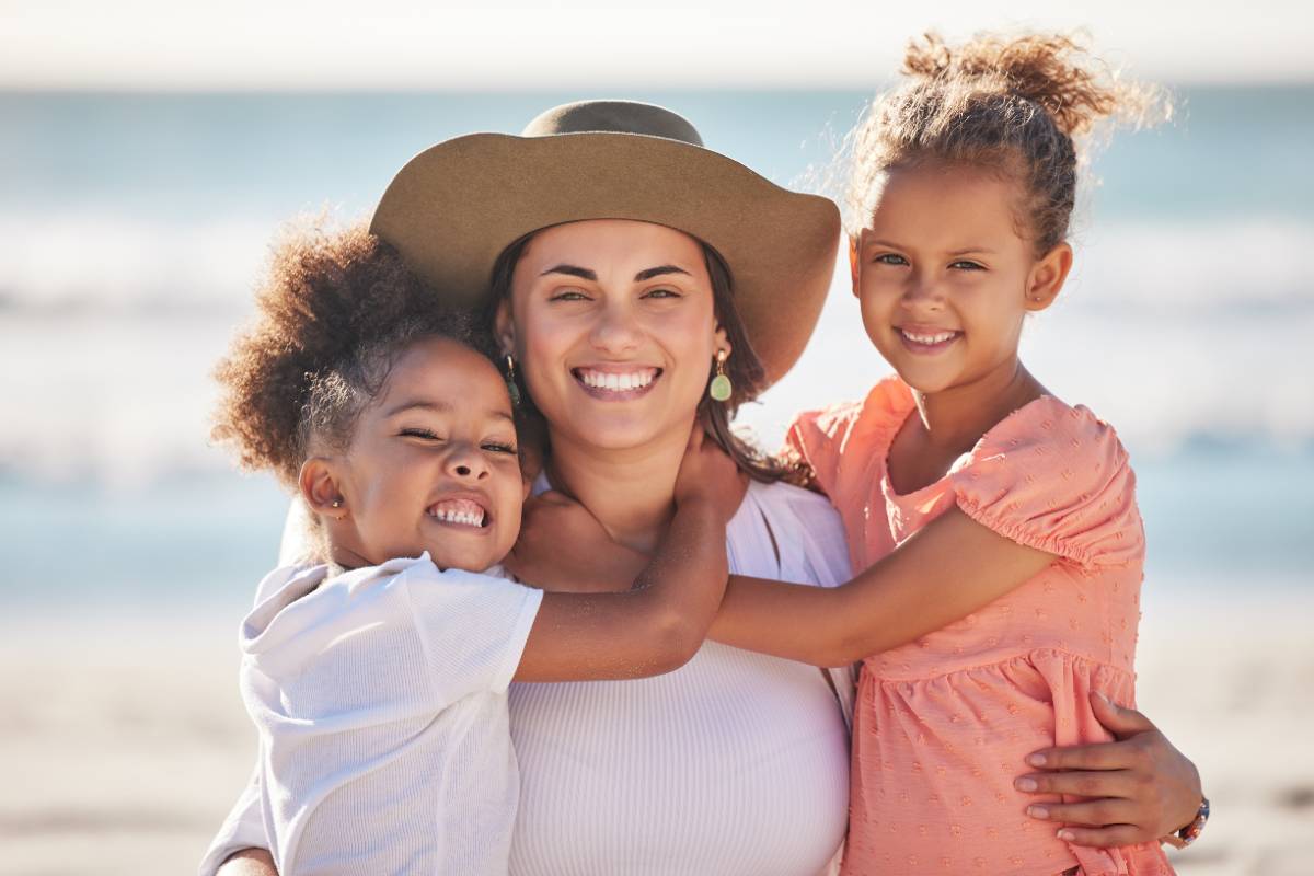 une femme avec deux enfants