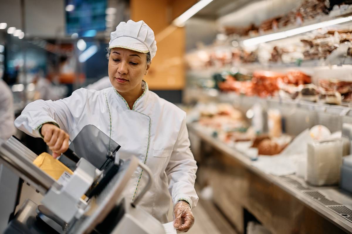 vendeuse de chacuterie dans une grande surface