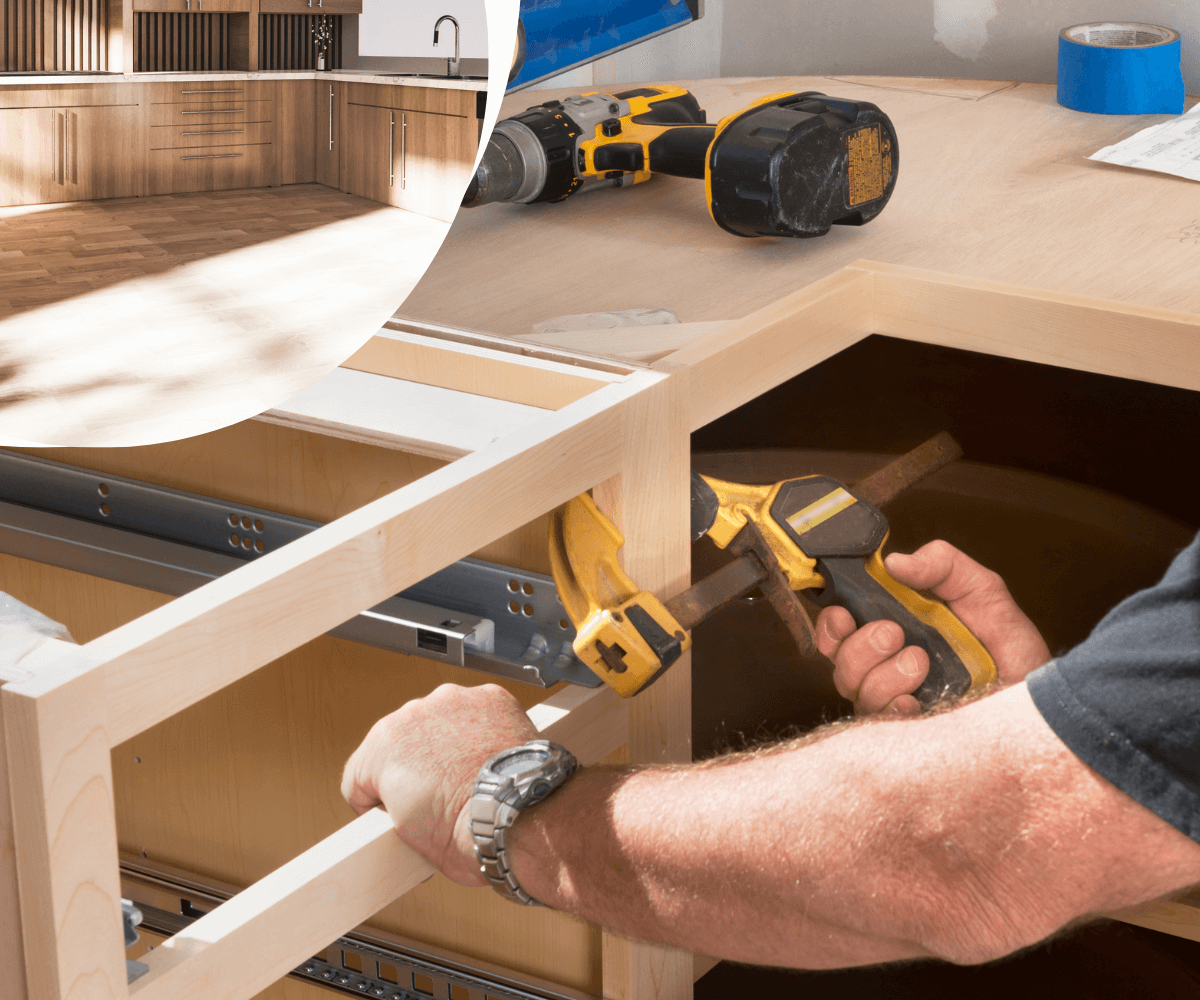 Un constructeur fixe les planches de base d'une cuisine d'extérieur en bois 