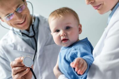 bébé chez le medecin